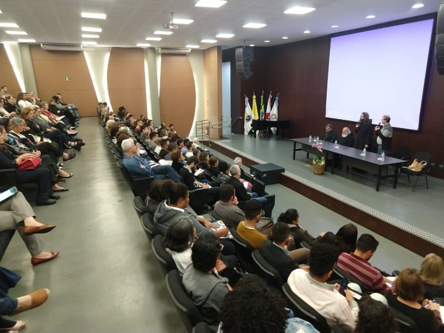 Imagem do encontro com o público geral em Belo Horizonte, realizado na PUC Minas